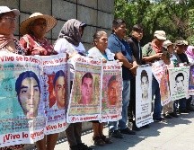 El pasado viernes, los padres de los 43 estudiantes desaparecidos marcharon e instalaron un plantón en el Zócalo de la Ciudad de México, que se retirará el 1 de mayo, para exigir justicia y el esclarecimiento del caso. SUN/ V. Rosas.