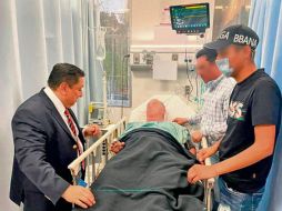 Uriel Carmona Gándara (a la izquierda), fiscal de Morelos, durante su encuentro con monseñor Salvador Rangel, en el hospital José G. Parres de Cuernavaca. ESPECIAL