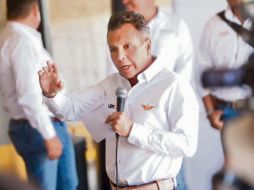 El emecista platicó con trabajadores de una fábrica de balones en San Gabriel. ESPECIAL