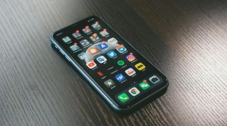La demanda de smartphones falsificados ha experimentado un incremento en los últimos años, en gran medida debido a la importancia que estos dispositivos tienen para los consumidores y a su búsqueda de marcas de renombre a precios más asequibles. Unsplash