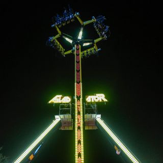 Hombre arriesga su vida para salvar a un perrito en un  juego mecánico en Brasil (VIDEO)