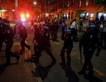 Agentes del Departamento de Policía de Nueva York avanzan hacia la entrada de la Universidad de Columbia, el martes 30 de abril de 2024, en Nueva York. AP /J. Motal