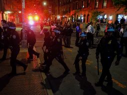Agentes del Departamento de Policía de Nueva York avanzan hacia la entrada de la Universidad de Columbia, el martes 30 de abril de 2024, en Nueva York. AP /J. Motal