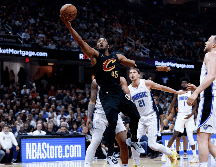 Donovan Mitchell (#45) fue clave para los Cavaliers en los segundos finales del juego. AP/R. Schwane