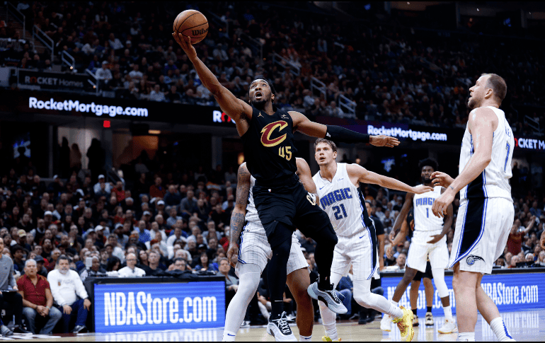 Donovan Mitchell (#45) fue clave para los Cavaliers en los segundos finales del juego. AP/R. Schwane
