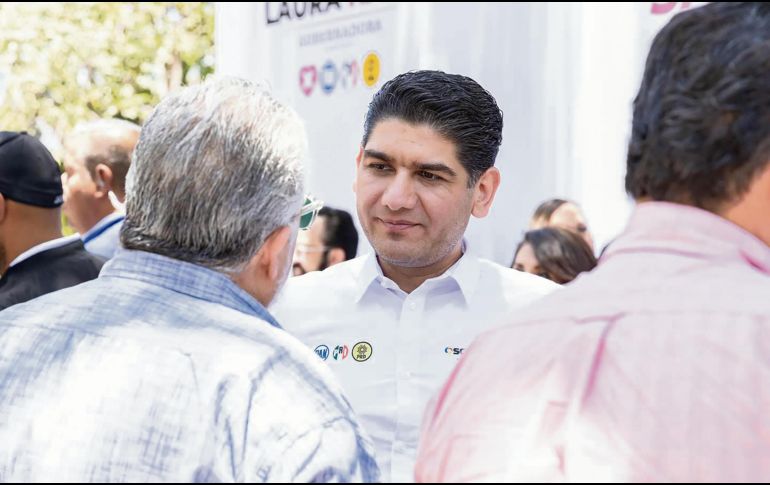 Santos Rizo dialogó con comerciantes del tianguis del Vigía. ESPECIAL