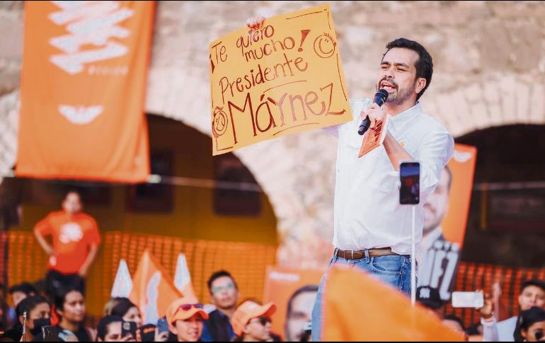 El abanderado de MC hizo el obsequio para que los más jóvenes lo conozcan. ESPECIAL