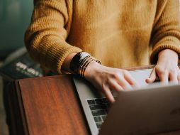 Busca la información (tu nombre, dirección de correo electrónico, dirección de casa y del trabajo, ciudad y número de teléfono) escrita de diversas formas. UNSPLASH / Christin Hume