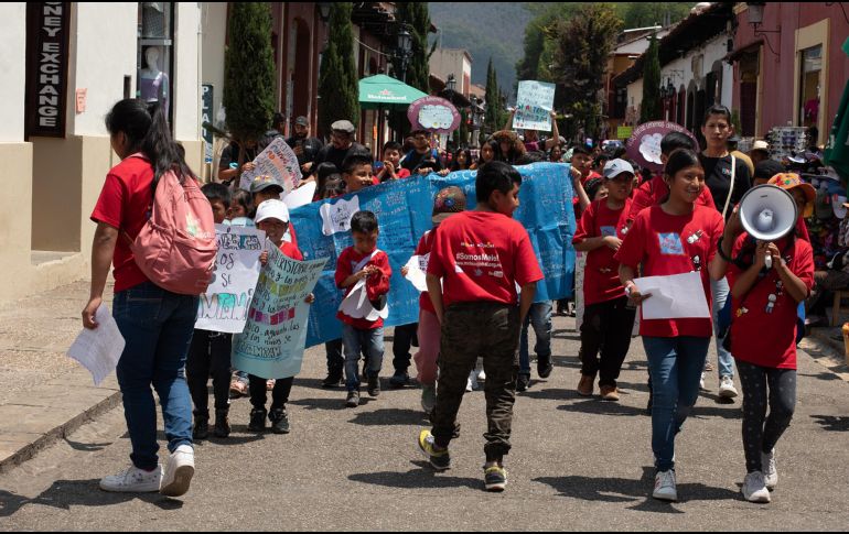 Más de 80 menores de comunidades indígenas que marcharon este primero de mayo también se mostraron a favor del trabajo digno y bien pagado ante la falta de oportunidades por discriminación hacia la población indígena en el país.  EFE/ C. López.