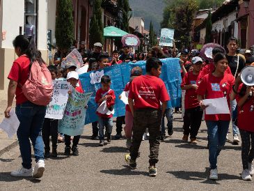 Más de 80 menores de comunidades indígenas que marcharon este primero de mayo también se mostraron a favor del trabajo digno y bien pagado ante la falta de oportunidades por discriminación hacia la población indígena en el país.  EFE/ C. López.