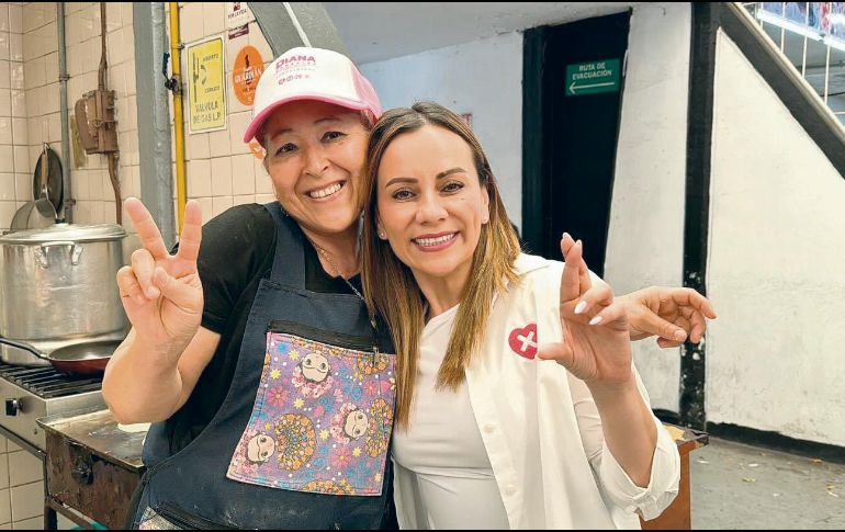Diana González escuchó las inquietudes de locatarios del tianguis de Polanco. ESPECIAL