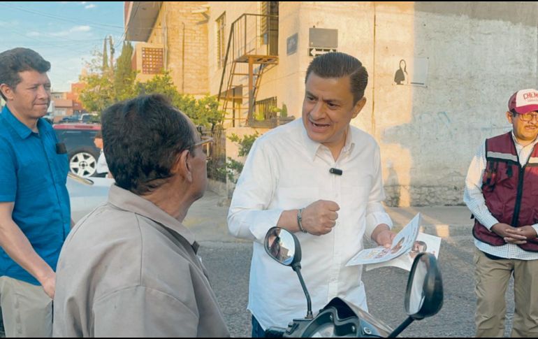 El morenista habló personalmente con los vecinos de la colonia Cuauhtémoc. ESPECIAL