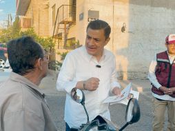 El morenista habló personalmente con los vecinos de la colonia Cuauhtémoc. ESPECIAL