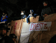 Los manifestantes exigen al Gobierno de EU que deje de apoyar la guerra de Israel en contra de los palestinos y que las universidades no inviertan en compañías fabricantes de armas. EFE/A. Dinner
