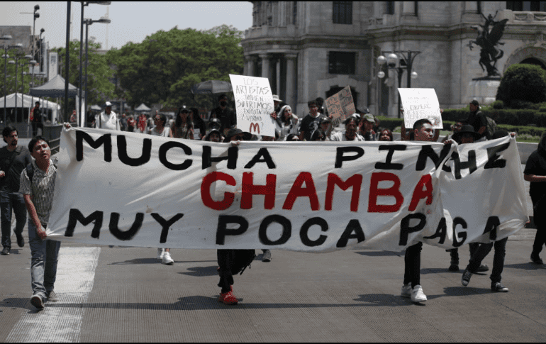 Diversos sindicatos y confederaciones como el de Luz y Fuerza, Telefonistas, Aspa y la CROC marchan del Monumento a la Revolución al Zócalo por el Día del Trabajo. SUN / C. Mejía