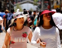 Sugieren evitar exponerse a los rayos del sol de manera prolongada, aumentar el consumo de agua potable y evitar hacer ejercicio entre las 11:00 y 16:00 horas debajo de los rayos del sol. NTX / ARCHIVO