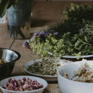 Estas son las hierbas medicinales que NO deben mezclarse y por qué