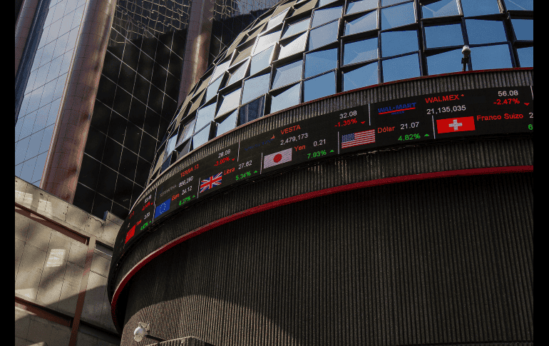 En la jornada, el peso se apreció un 0.75% frente al dólar, al cotizar a 16.99 unidades por billete verde, luego de los 17.12 en la jornada previa, según datos del Banco de México. EFE / ARCHIVO