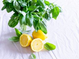 El limón, con su contenido de ácido cítrico y citrato, puede ser una adición valiosa a tu arsenal de prevención de piedras en el riñón. Unsplash