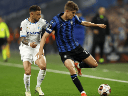Chancel Mbemba, autor del gol marsellés, intenta robar el esférico al belga Charles de Ketelaere. EFE/G. Horcajuelo