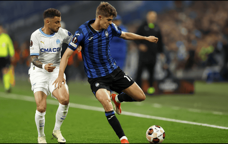 Chancel Mbemba, autor del gol marsellés, intenta robar el esférico al belga Charles de Ketelaere. EFE/G. Horcajuelo