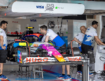 Miembros del equipo Red Bull trabajan en el auto, en el autódromo internacional de Miami Gardens. EFE/C.Herrera