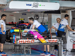 Miembros del equipo Red Bull trabajan en el auto, en el autódromo internacional de Miami Gardens. EFE/C.Herrera