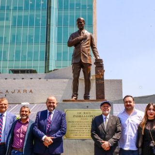 Develan estatua para homenajear la vida y legado de Raúl Padilla
