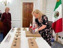 La embajadora Josefa González-Blanco Ortiz-Mena recibió 19 piezas arqueológicas para su repatriación. ESPECIAL / EFE