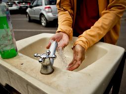 Para llevar a cabo un buen lavado de manos se debe utilizar jabón, agua y un tiempo correcto de contacto de estas sustancias. ESPECIAL / Foto de Rizal Hilman en Unsplash