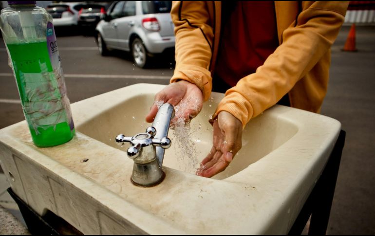 Para llevar a cabo un buen lavado de manos se debe utilizar jabón, agua y un tiempo correcto de contacto de estas sustancias. ESPECIAL / Foto de Rizal Hilman en Unsplash