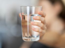 Cuando está presente una ola de calor, la recomendación de la cantidad de agua que se debe beber no cambia, pero sí se insiste en no dejar de ingerir los líquidos. ESPECIAL / Foto de engin akyurt en Unsplash