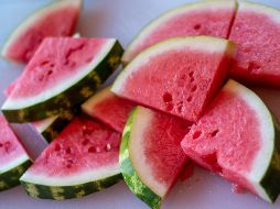 Las frutas y verduras son fuente importante de líquido para el cuerpo. ESPECIAL / Foto de T.J. Breshears en Unsplash