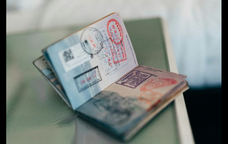 Tener tu documentación en orden, te aseguras un trámite exitoso. Unsplash