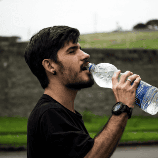¿Cuántos litros de agua debes tomar en temporada de calor?