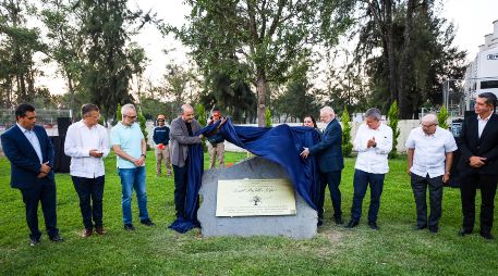 La familia y amistades de Raúl Padilla, echaron una pala de tierra al ejemplar como parte del protocolo de la plantación del mismo. EL INFORMADOR/A. NAVARRO