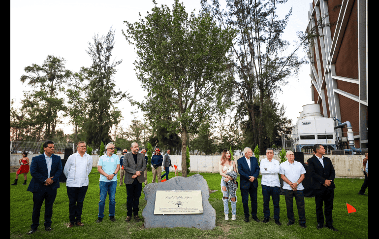 La familia y amistades de Raúl Padilla, echaron una pala de tierra al ejemplar como parte del protocolo de la plantación del mismo. EL INFORMADOR/A. NAVARRO