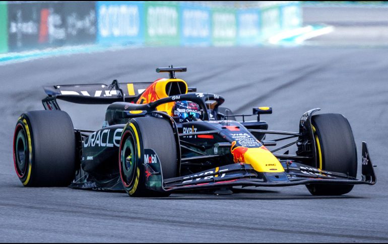 Max Verstappen demostró su dominio al llevarse la victoria sin mayores sobresaltos, consolidando su posición como uno de los favoritos para el título. EFE / C. Herrera