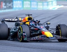 Max Verstappen demostró su dominio al llevarse la victoria sin mayores sobresaltos, consolidando su posición como uno de los favoritos para el título. EFE / C. Herrera