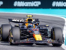 Checo Pérez comenzó la carrera sprint tercero, pero se vio superado por Ricciardo en la primera vuelta. EFE / C. Herrera