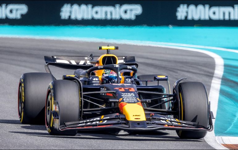 Checo Pérez comenzó la carrera sprint tercero, pero se vio superado por Ricciardo en la primera vuelta. EFE / C. Herrera