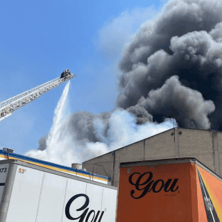 Incendio en fábrica de lubricantes deja un herido