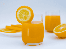 El momento ideal para consumir jugo de naranja es durante la primera parte del día, preferiblemente en el desayuno o a media mañana. Canva