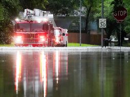 Las autoridades locales han alertado a la población a mantenerse vigilante, en vista de que los meteorólogos prevén que el mal tiempo prosiga el domingo en el sureste de Texas. AP