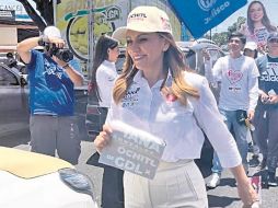 La panista realizó proselitismo en las calles de la colonia Santa Eduwiges. ESPECIAL