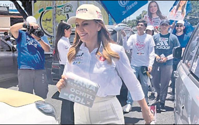 La panista realizó proselitismo en las calles de la colonia Santa Eduwiges. ESPECIAL