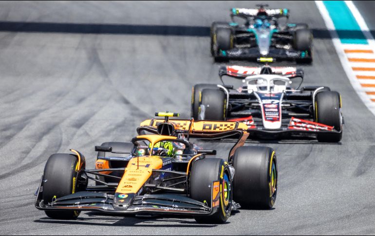 Lando Norris no se dejó amedrentar por los embates de Verstappen y pronto se separó por más de seis segundos. EFE/ C. HERRERA-ULASHKEVICH