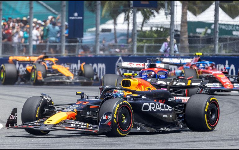 Tanto Charles Leclerc como Carlos Sainz terminaron por delante del piloto de Guadalajara. EFE/EPA/C. HERRERA-ULASHKEVICH
