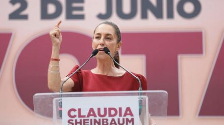 Acompañada de Clara Brugada, la candidata criticó a sus adversarios políticos en el marco de la celebración nacional. EL UNIVERSAL