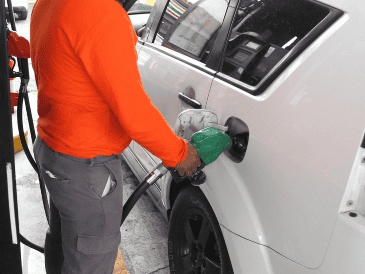 Entre el 22 y el 28 de abril, el precio promedio de la gasolina regular en el país fue de 23 pesos por litro. EL INFORMADOR / ARCHIVO
